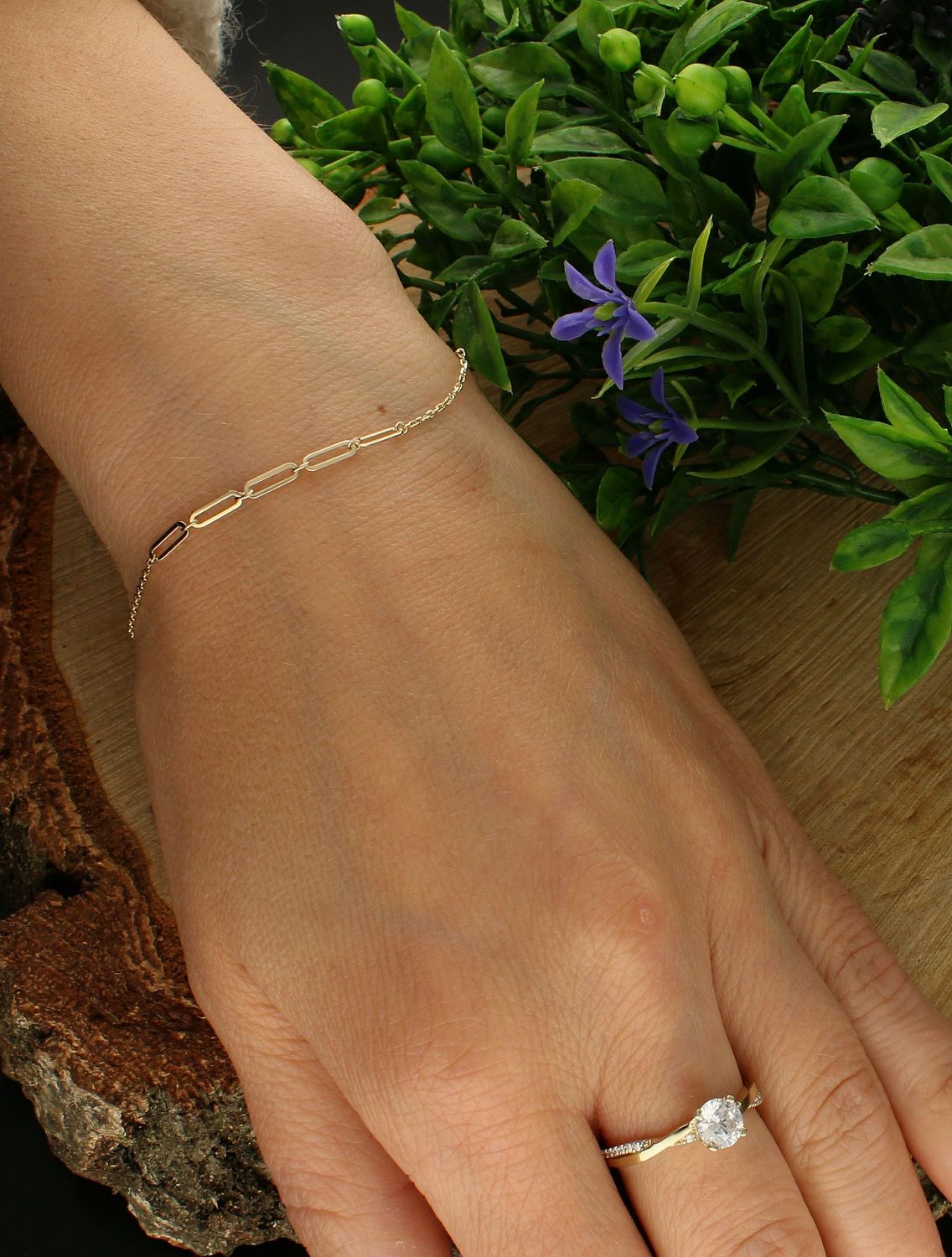 Bransoletka złota 333 celebrytka z ozdobnymi oczkami BR 6768 333. Złota bransoletka damska. Złota bransoletka o nowoczesnym wzorze. Ozdobne oczka. Złota bransoletka idealna na prezent. Bransoletka złota dla każdej kobiety (1.jpg